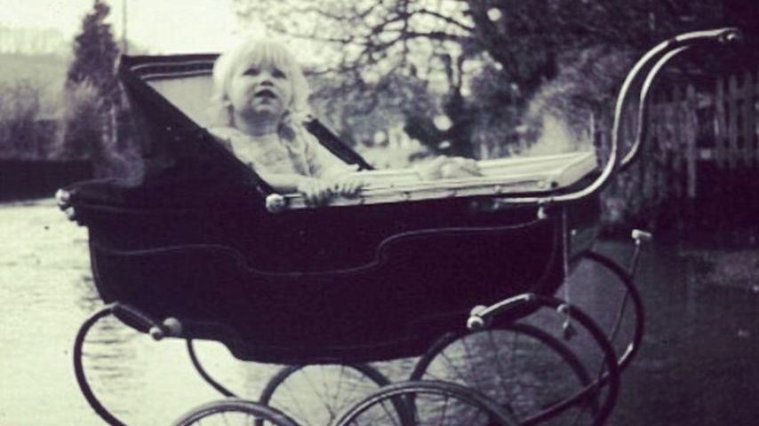 Naomi Watts als Kind an einem See