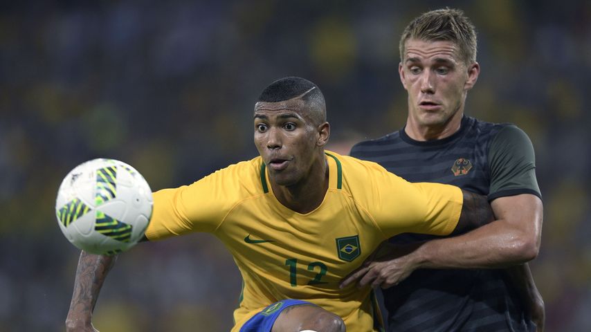 Nils Petersen im Zweikampf im Olympia-Finale