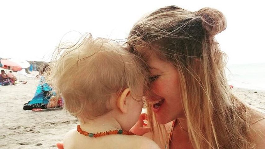Schauspielerin Nina Bott und Tochter Luna am Strand