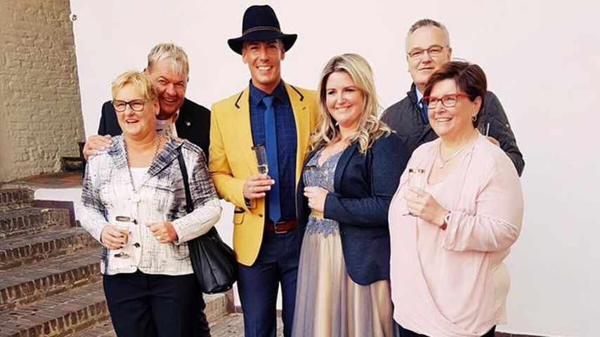 Norman Langen und Verena De-Haan mit ihren Familien bei ihrer Hochzeit