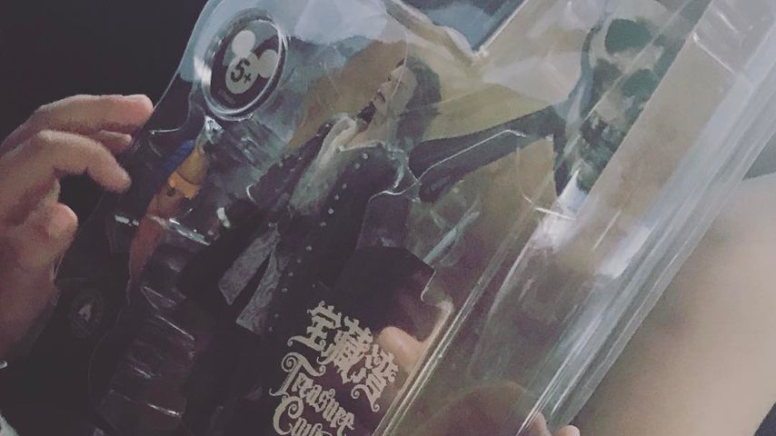Orlando Blooms Sohn Flynn mit einer Will Turner-Figur