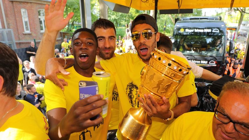 Ousmane Dembélé, Sokratis Papastathopoulos und Pierre-Emerick Aubameyang feiern den DFB-Pokal-Sieg