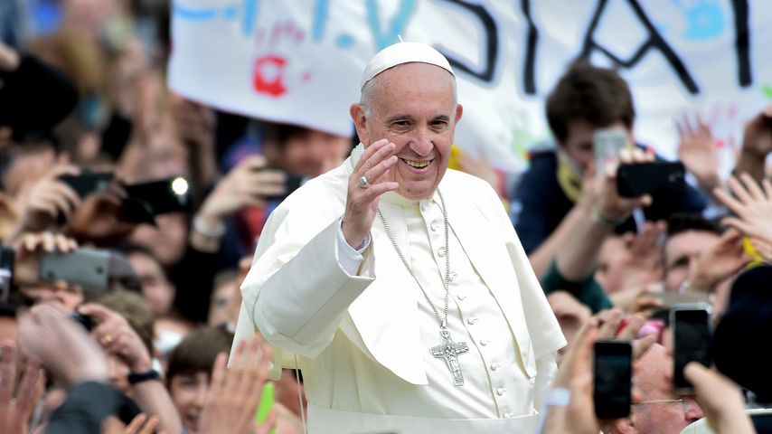 Papst Franziskus I. inmitten von Gläubigen