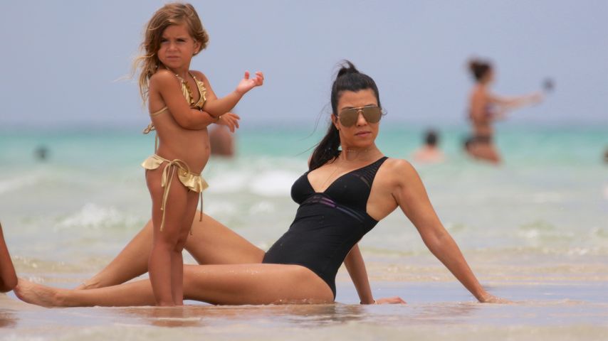 Penelope Disick und Kourtney Kardashian am Strand von Miami