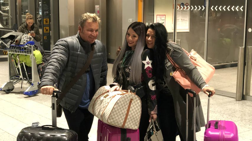 Peter Klein, Jenny Frankhauser und Iris Klein am Flughafen in Frankfurt am Main
