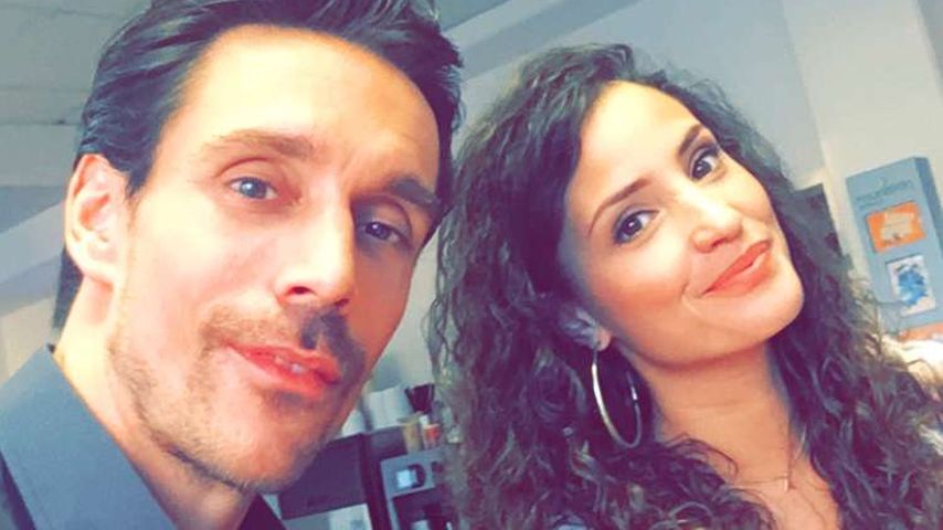 Philipp Christopher und Nadine Menz machen ein Selfie