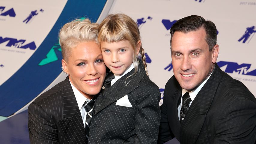 Pink, Willow Sage Hart und Carey Hart bei den MTV Video Music Awards 2017