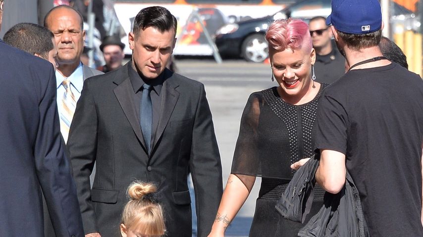 Pink mit Ehemann Carey Hart und Tochter Willow auf dem Weg zur "Jimmy Kimmel"-Show in Hollywood