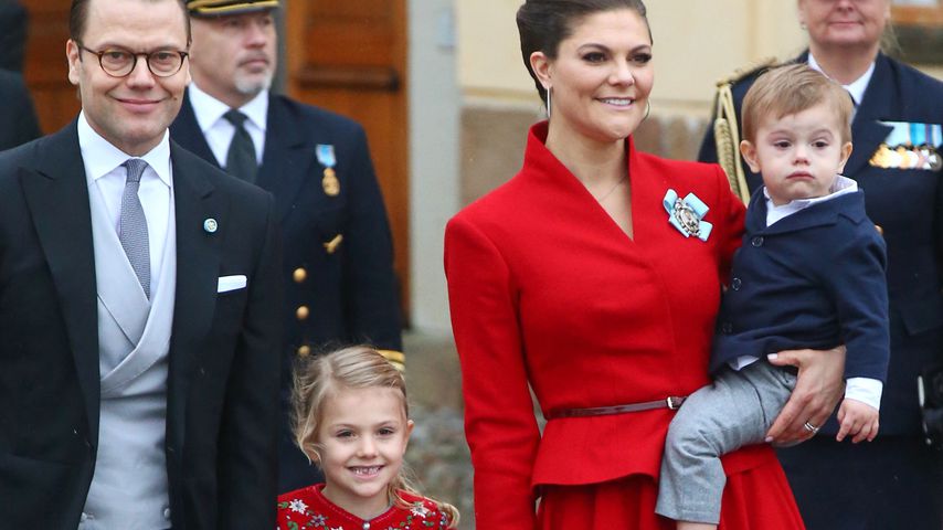 Prinz Daniel, Prinzessin Estelle, Prinzessin Victoria und Prinz Oscar vor der Schlosskirche