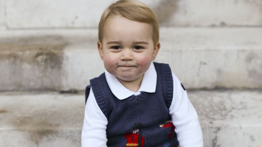 Prinz George auf der Treppe des Kensington Palasts