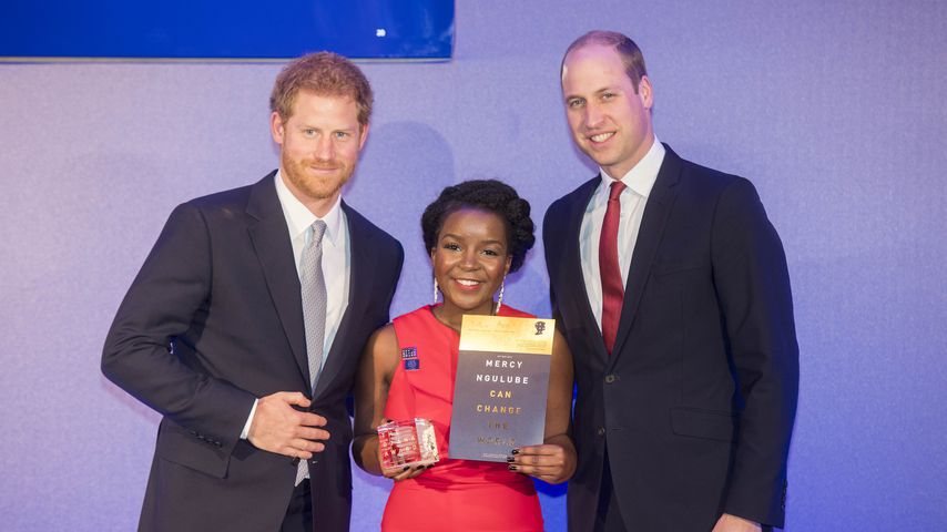 Prinz Harry und Prinz William mit einer Preisträgerin des Diana Legacy Awards