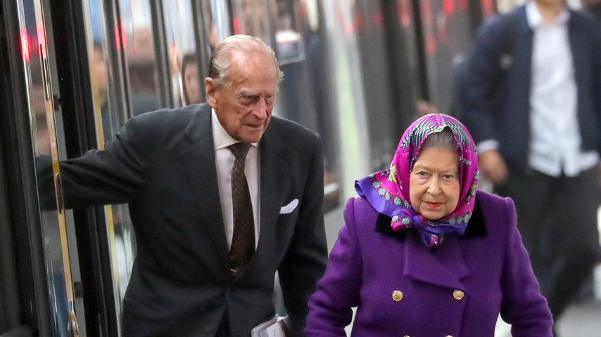 Prinz Philip und Queen Elizabeth am Bahnhof in King's Lynn