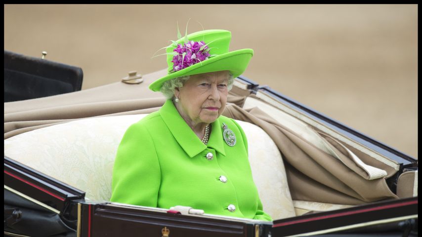 Queen Elizabeth II. sitzt in einer Kutsche bei der Trooping The Colour Parade in London