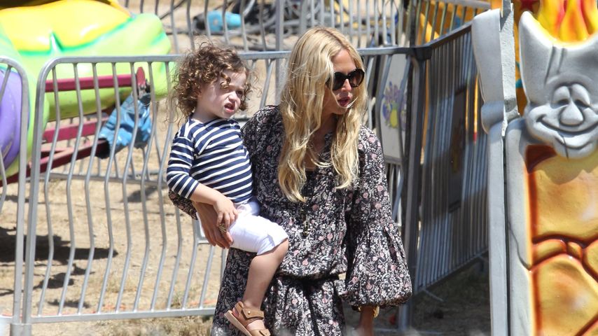 Rachel Zoe mit ihrem Sohn Kaius auf einem Rummelplatz in Malibu