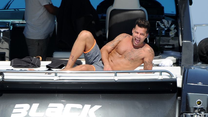Ricky Martin entspannt auf einer Jacht