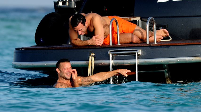 Ricky Martin und Jwan Yosef auf einer Jacht