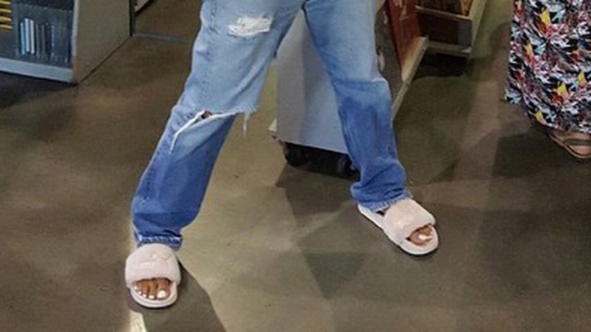 Rihanna in Fell-Schlappen ihrer Puma x Fenty Kollektion