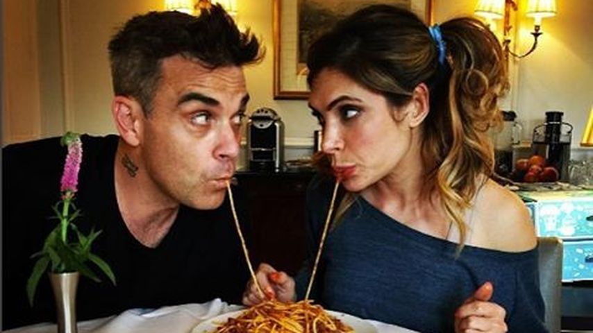 Robbie Williams und Ayda Field imitieren eine Szene aus "Susi und Strolch"