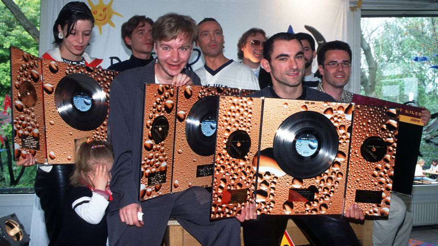 Robert Miles (2. v. r.) bei seiner Platinverleihung