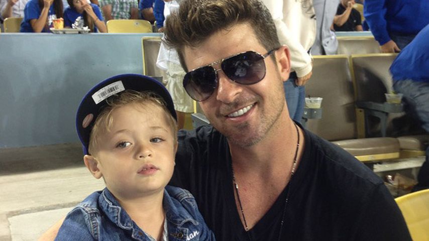 Robin Thicke und Söhnchen Julian bei einem Baseballspiel in Los Angeles