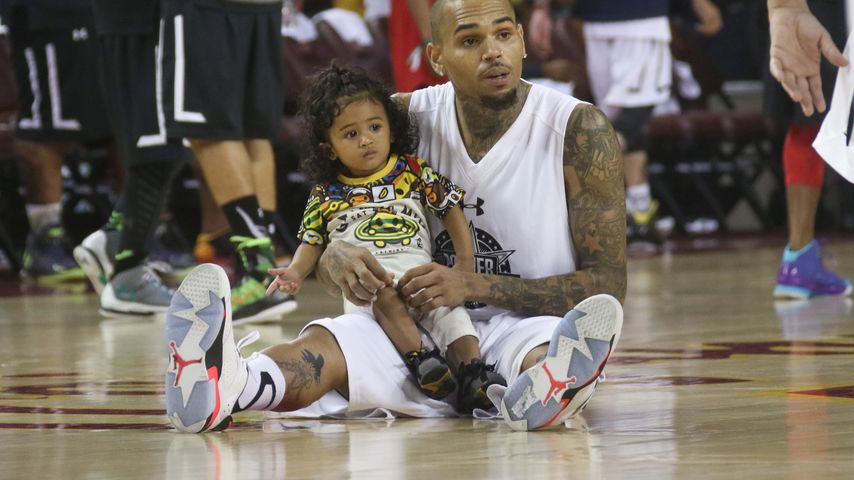 Royalty und Chris Brown bei einem Basketballspiel