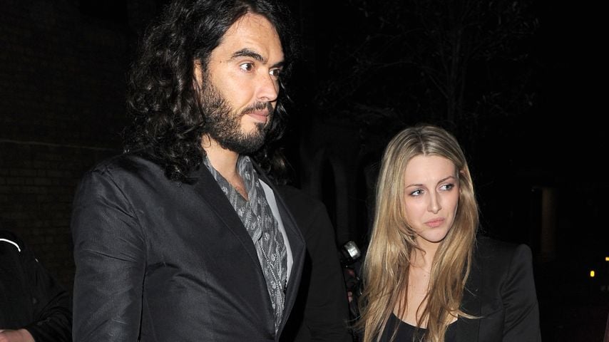 Russell Brand und Laura Gallacher auf der Straße