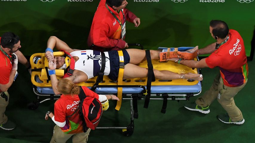 Samir Ait Said mit Sanitätern nach seinem Unfall bei Olympia 2016