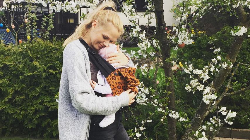Wie putzig! Hier brabbelt Sara Kulkas Baby drauf los