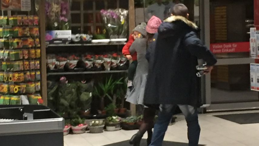 Sarah Lombardi mit Sohn Alessio und Michal T. in einem Supermarkt