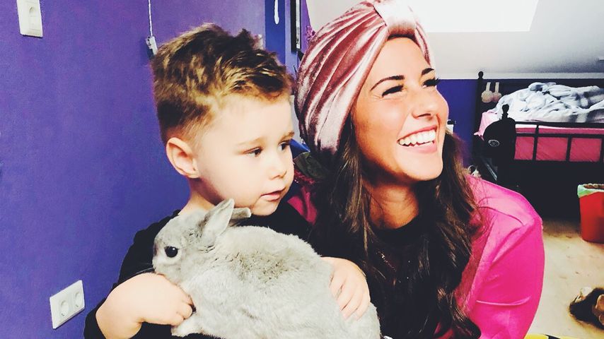 Sarah Lombardi und ihr Sohn Alessio mit einem Hasen