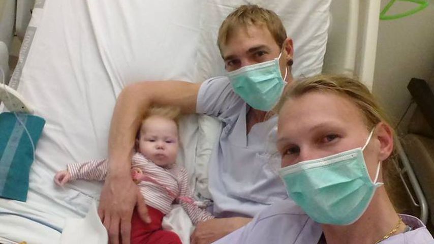 Sarah und Marco Held mit Tochter Yuna im Krankenhaus