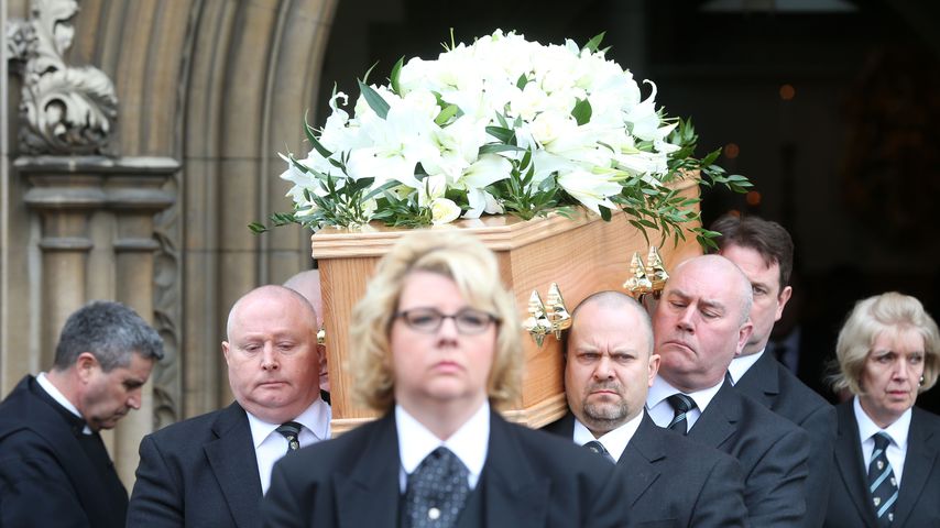 Trauergäste bei der Beerdigung von Stephen Hawking in Cambridge