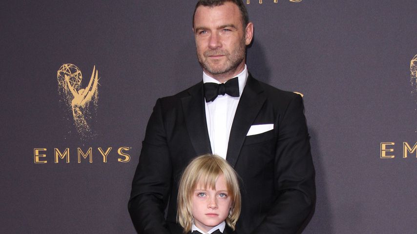 Schauspieler Liev Schreiber mit seinem Sohn Samuel Kai bei den Emmy Awards