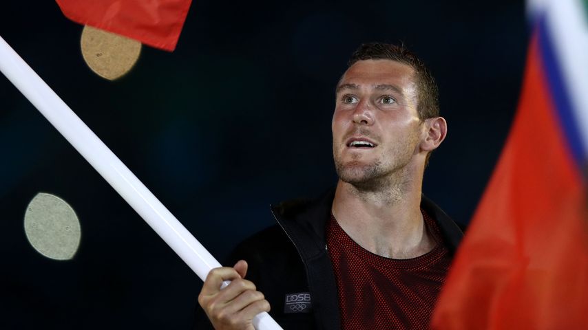 SEbastian Brendel als Fahnenträger bei der Abschlussfeier der Olympischen Spiele in Rio 2016