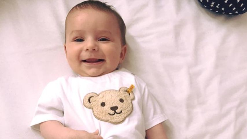 Strahlend & süß: Tanja Tischewitschs Baby Ben liegt auf dem Bett