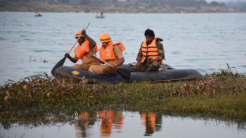 Rettungskräfte und Schauspieler Duniya Vijay im Thippagondanahalli Reservoir