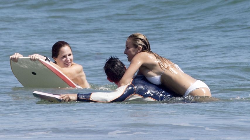 Taylor Lautner mit einer unbekannten Lady im Meer in Malibu