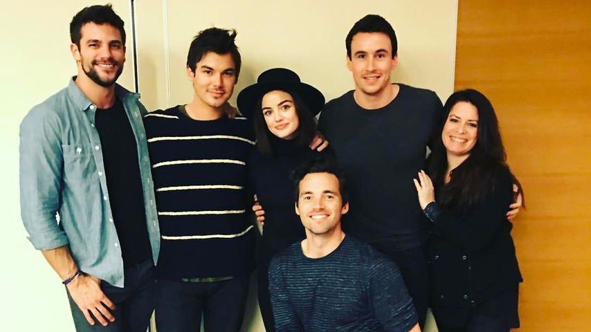 Brant Daugherty, Tyler Blackburn, Lucy Hale, Huw Collins, Holly Marie Combs & Ian Harding (v.l.)