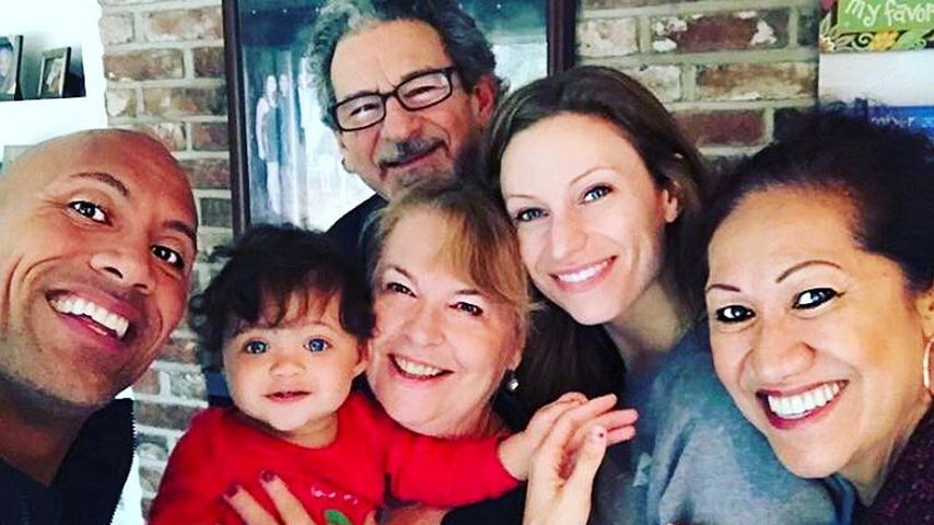 The Rock mit seiner Lebensgefährtin Lauren (2. v. r.) und deren Vater Sib Hashian