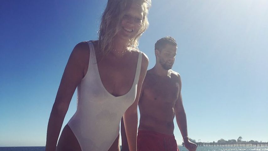Toni Garrn und Chandler Parsons am Strand