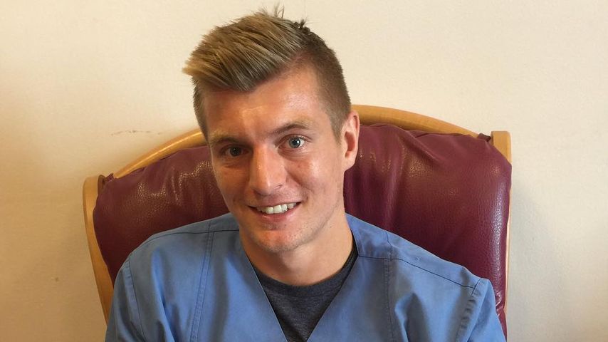 Toni Kroos mit seiner neugeborenen Tochter Amelie im Juli 2016