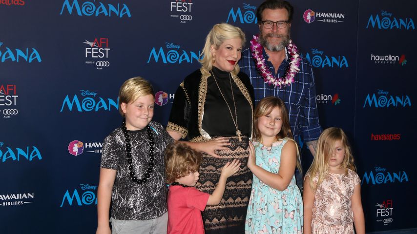 Tori Spelling mit Ehemann Dean McDermott und den gemeinsamen Kindern