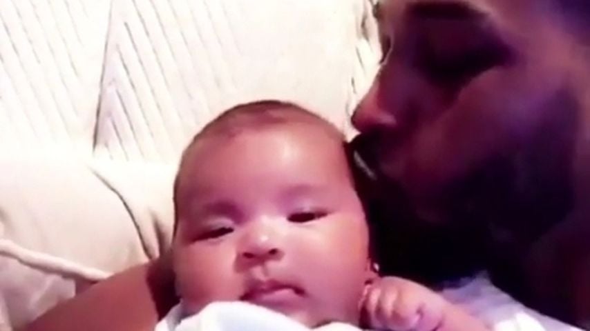 1. Video mit Papa: Tristan überschüttet Baby True mit Küssen