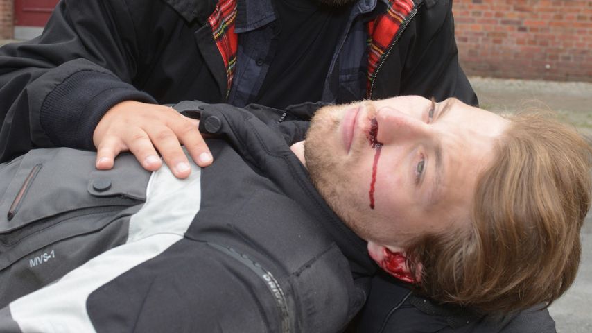 Tuner (Thomas Drechsel) mit Dominik (Raul Richter) nach dem Unfall (25.11.)