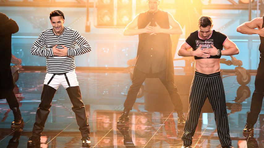 Turner Marcel Nguyen und Andreas Bretschneider im bauchfreien Oberteil bei "Dance Dance Dance"