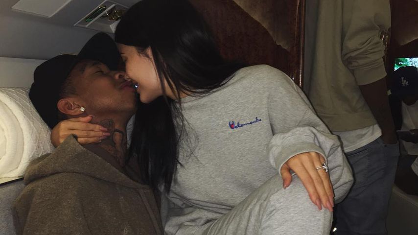 Tyga und Kylie Jenner knutschen im Flugzeug