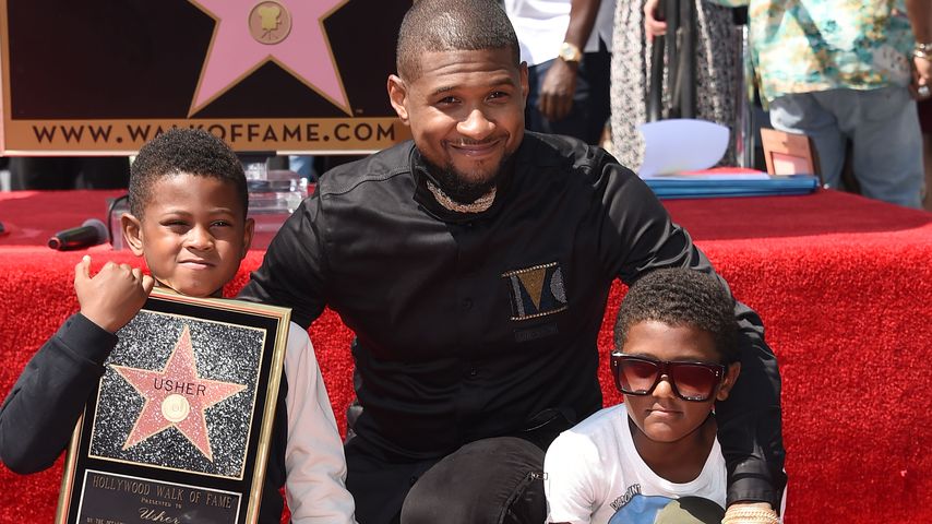 Usher mit seinen beiden Söhnen Usher und Naviyd Ely auf dem Walk of Fame in Hollywood