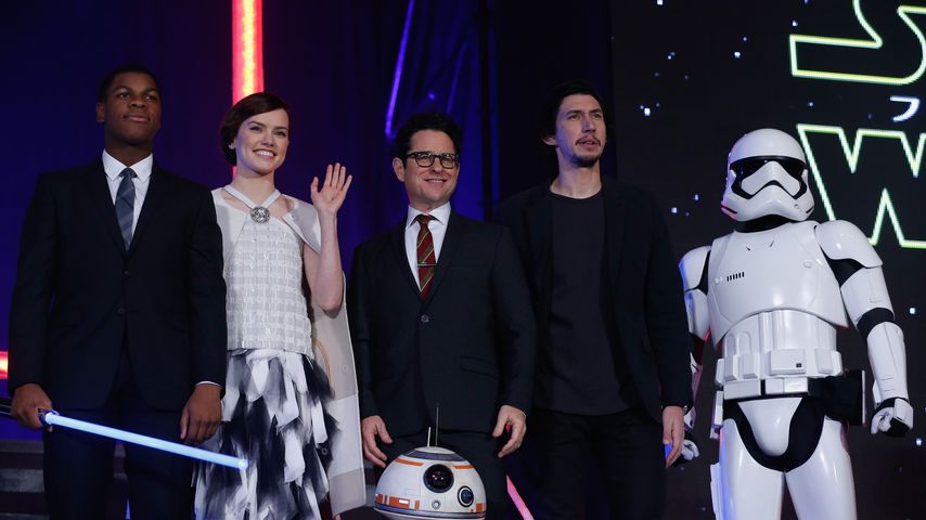 John Boyega, Daisy Ridley, J. J. Abrams, Adam Driver und ein Sturmtruppler (v.l.)