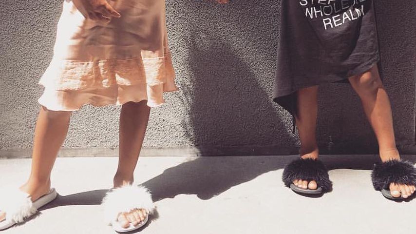 (v.r.) North West mit einer Freundin in Fell-Puschen der Kids Supply Kollektion