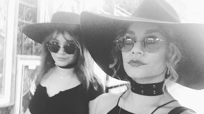 Vanessa Hudgens mit einer Freundin